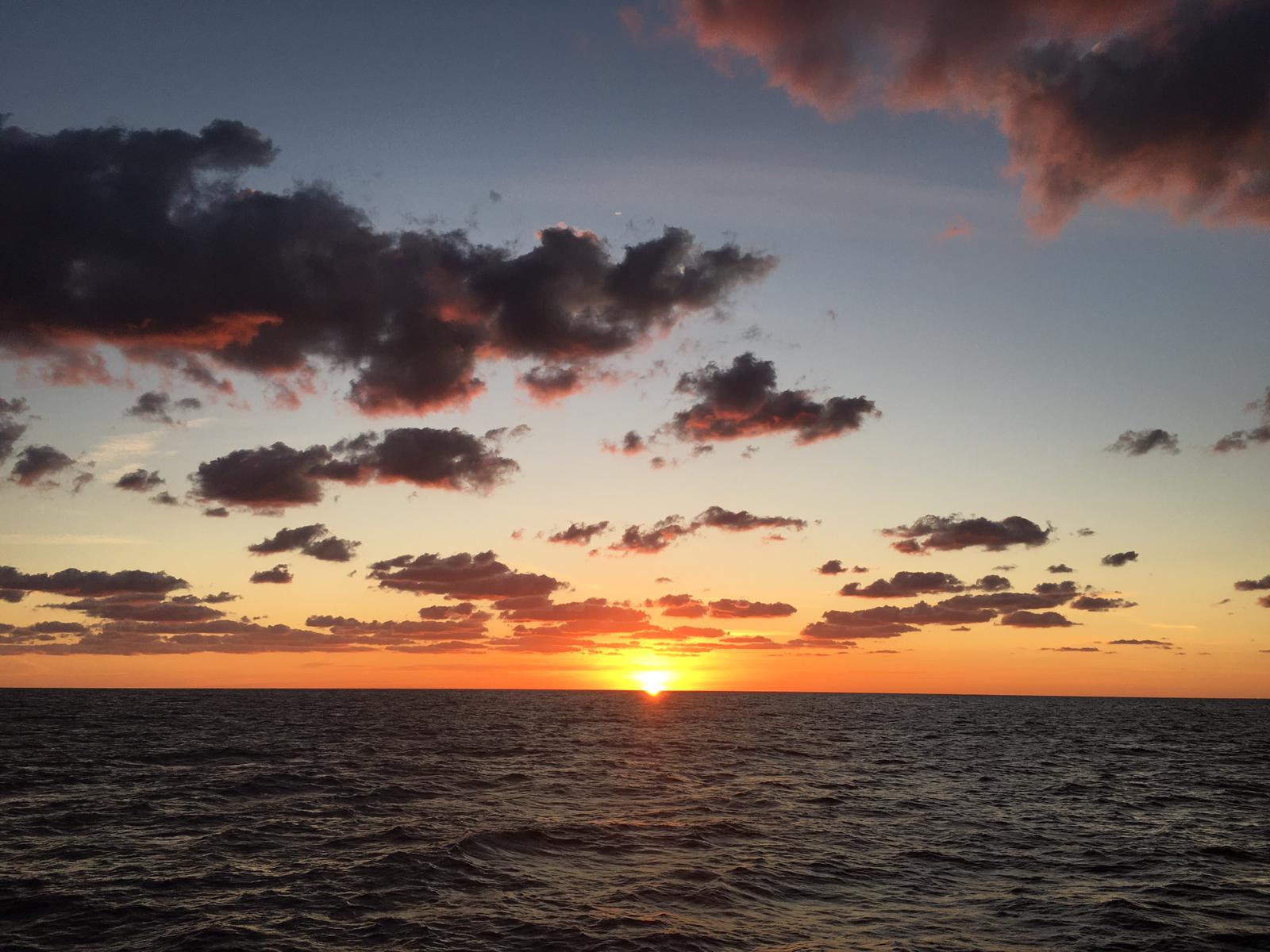 Levée de soleil sur croisière catamaran en Méditerranée