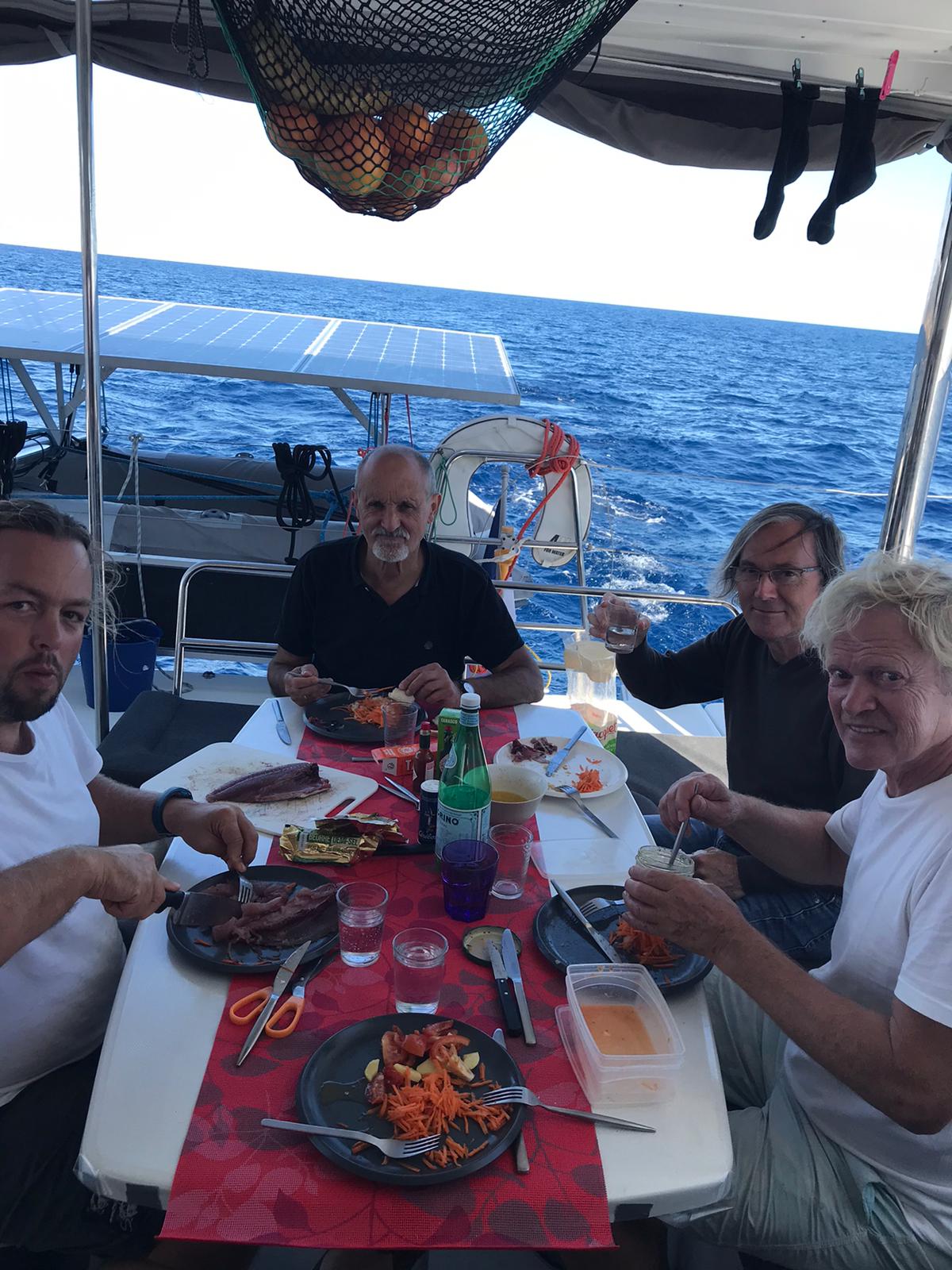 Dégustation de bonites récemment pêchées lors d'une croisière en catamaran en Méditerranée