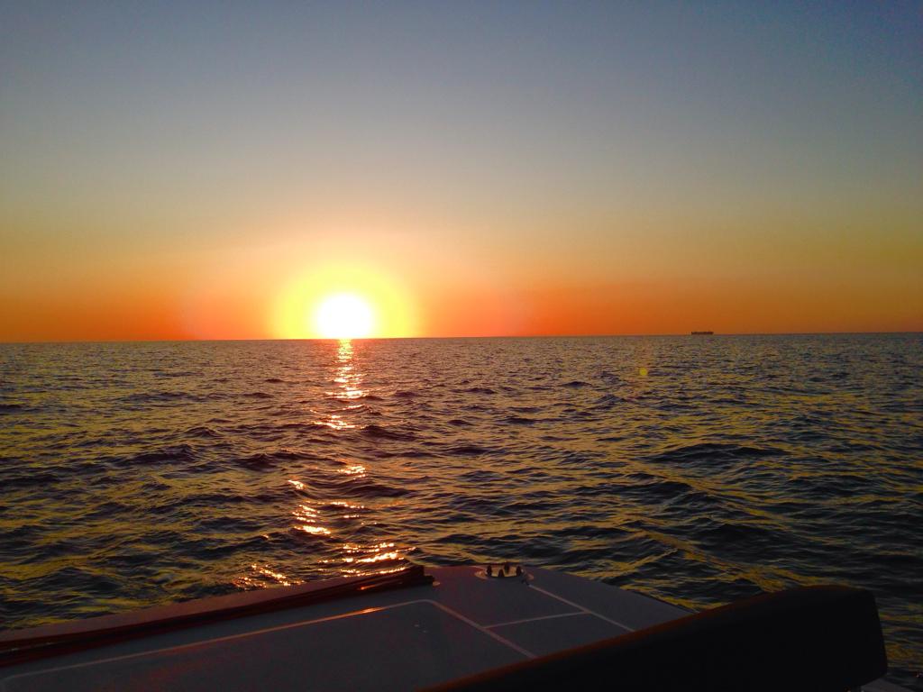Levé de soleil lors d'une croisière en catamaran en méditerranée