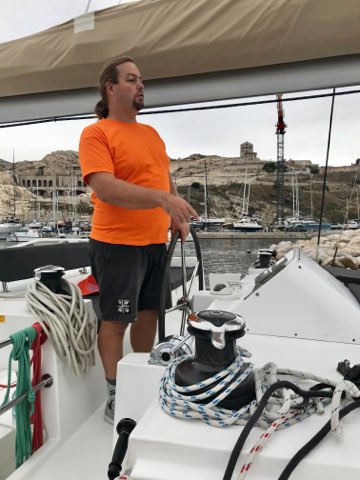 Départ transatlantique catamaran : Yannick le skipper du Lagoon 450F à la manoeuvre