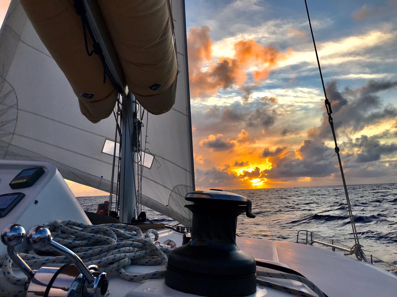 coucher de soleil transatlantique catamaran